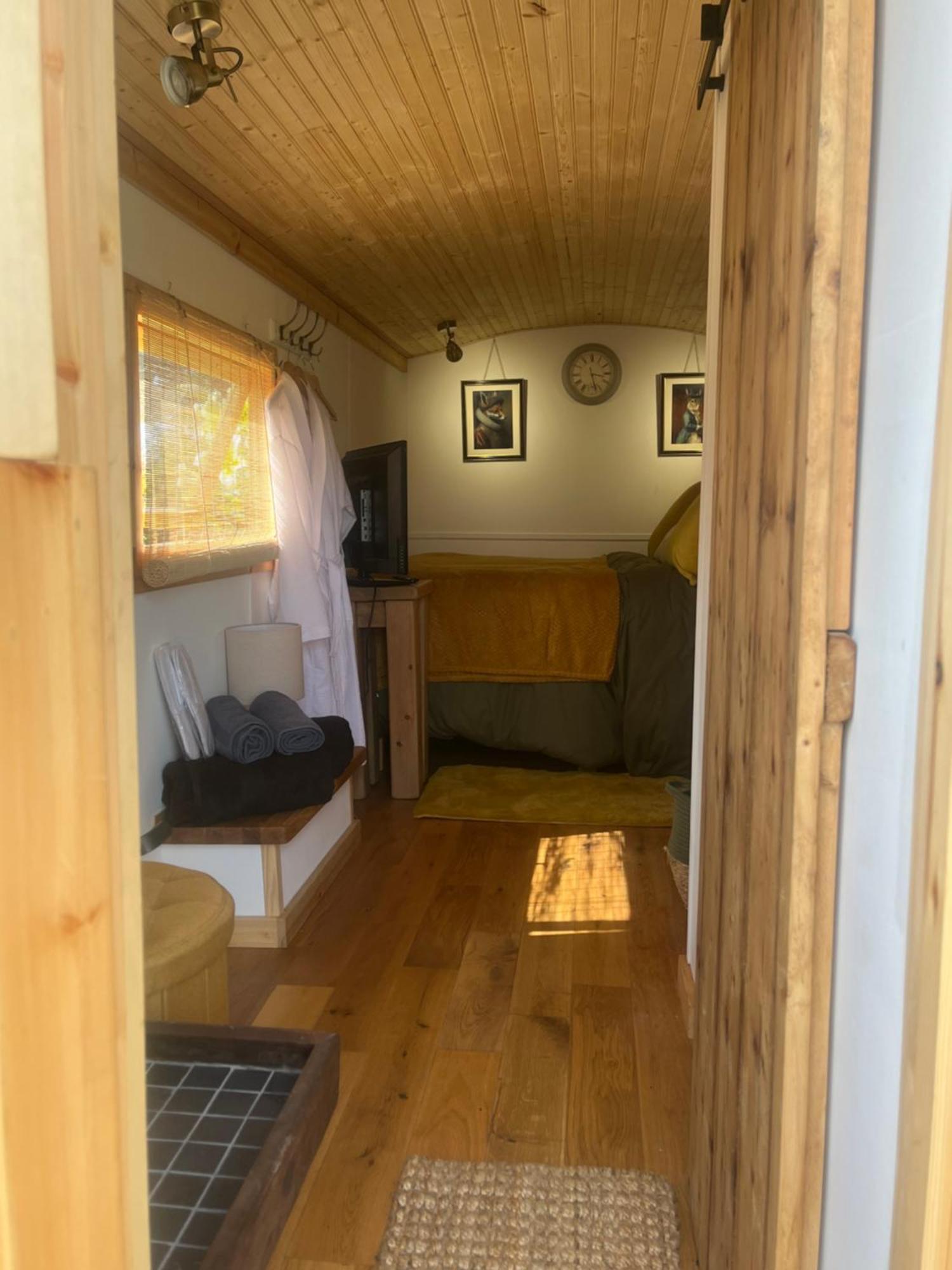 Poachers Keep, Shepherds Hut * Endon